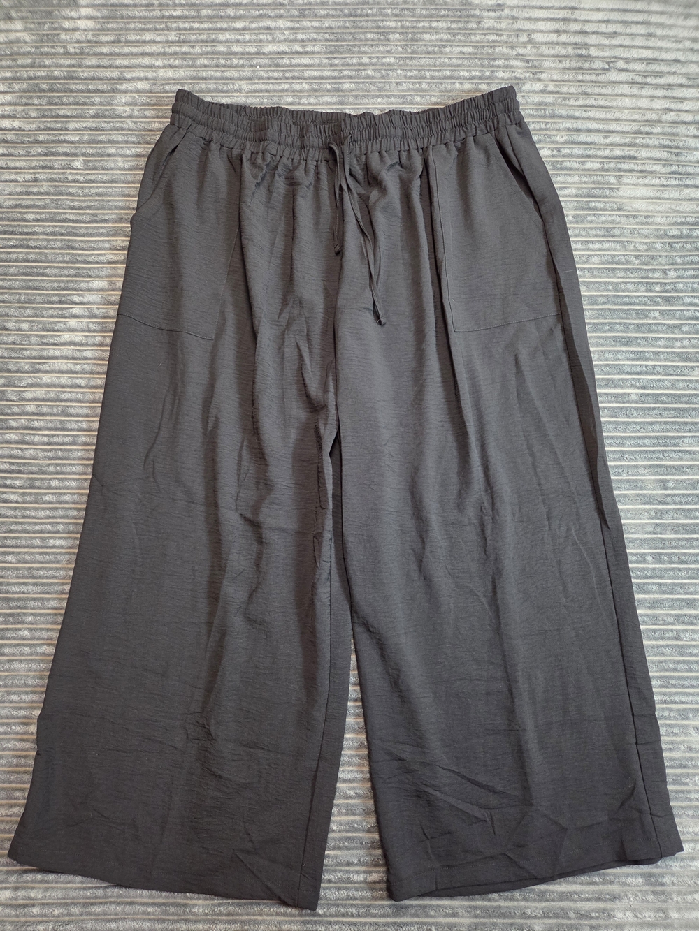 Relaxed Wide-Leg Drawstring Pants in Black